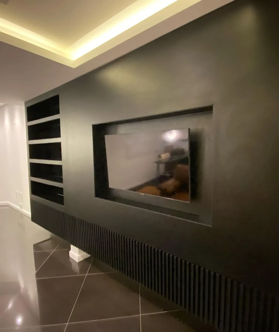 Painel de TV ripado com nichos na sala