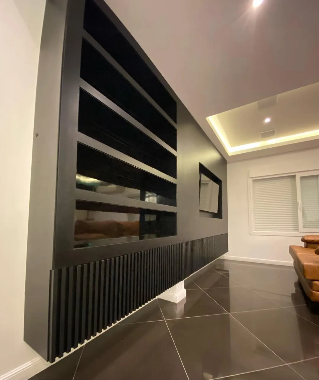 Painel ripado escuro com espelhos na sala