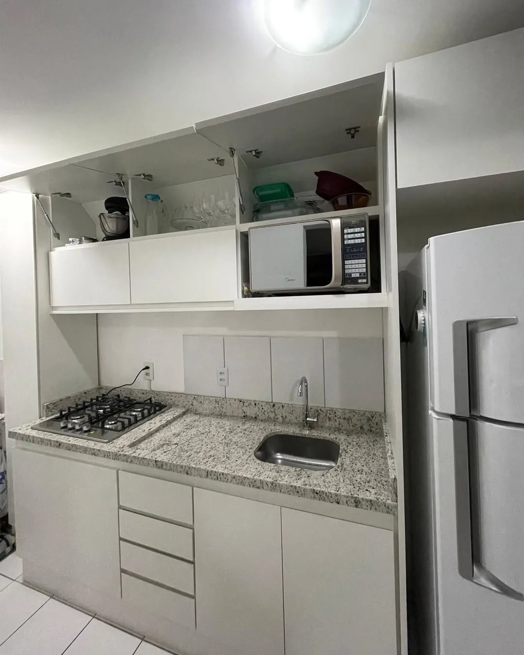 Cozinha planejada com acabamento claro