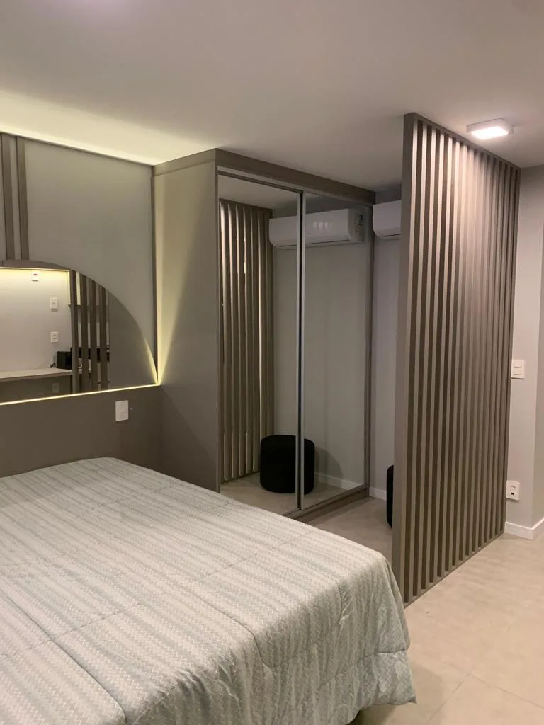 Dormitório com closet espelhado planejado