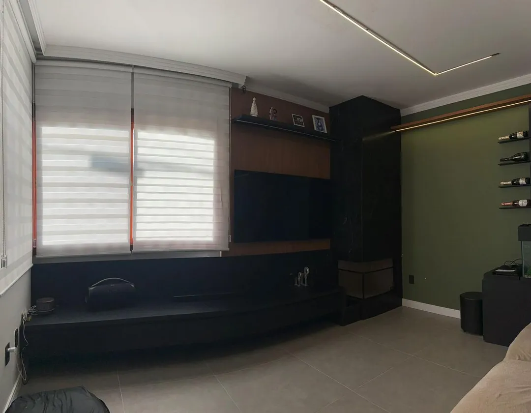 Painel de TV em mármore com bancada suspensa na sala