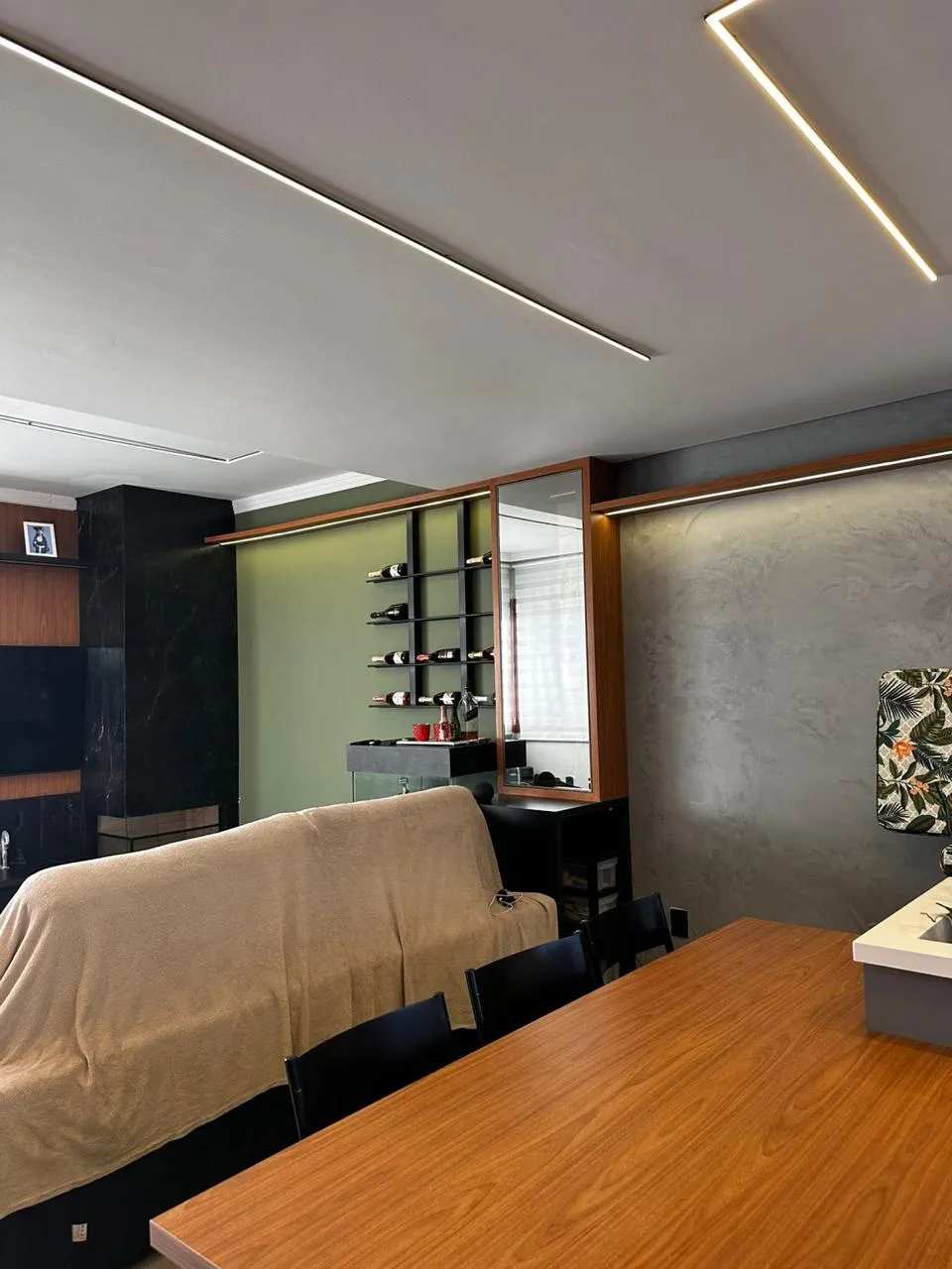 Sala de jantar com adega e estante de vinhos planejadas