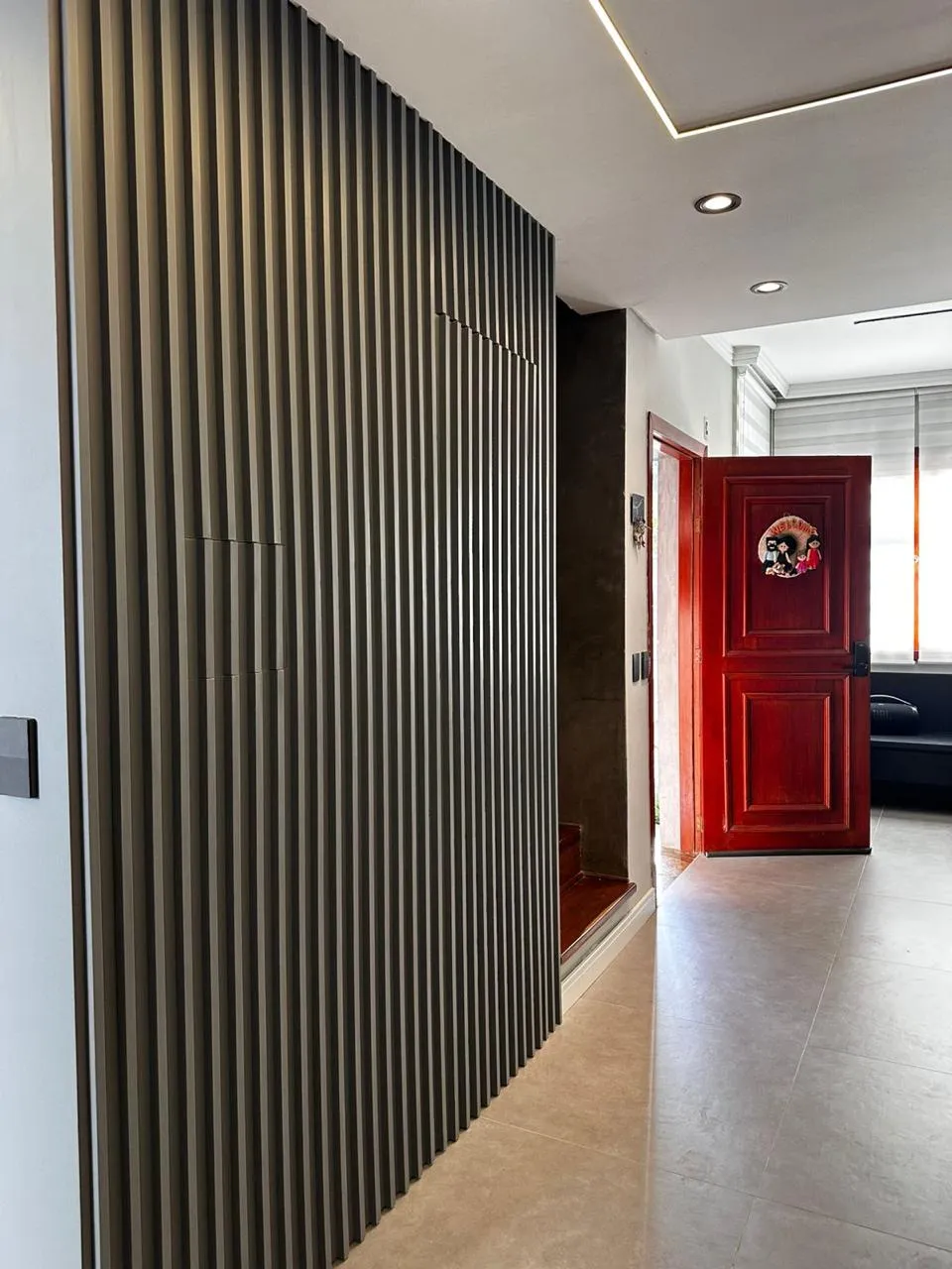 Painel ripado planejado no hall de entrada