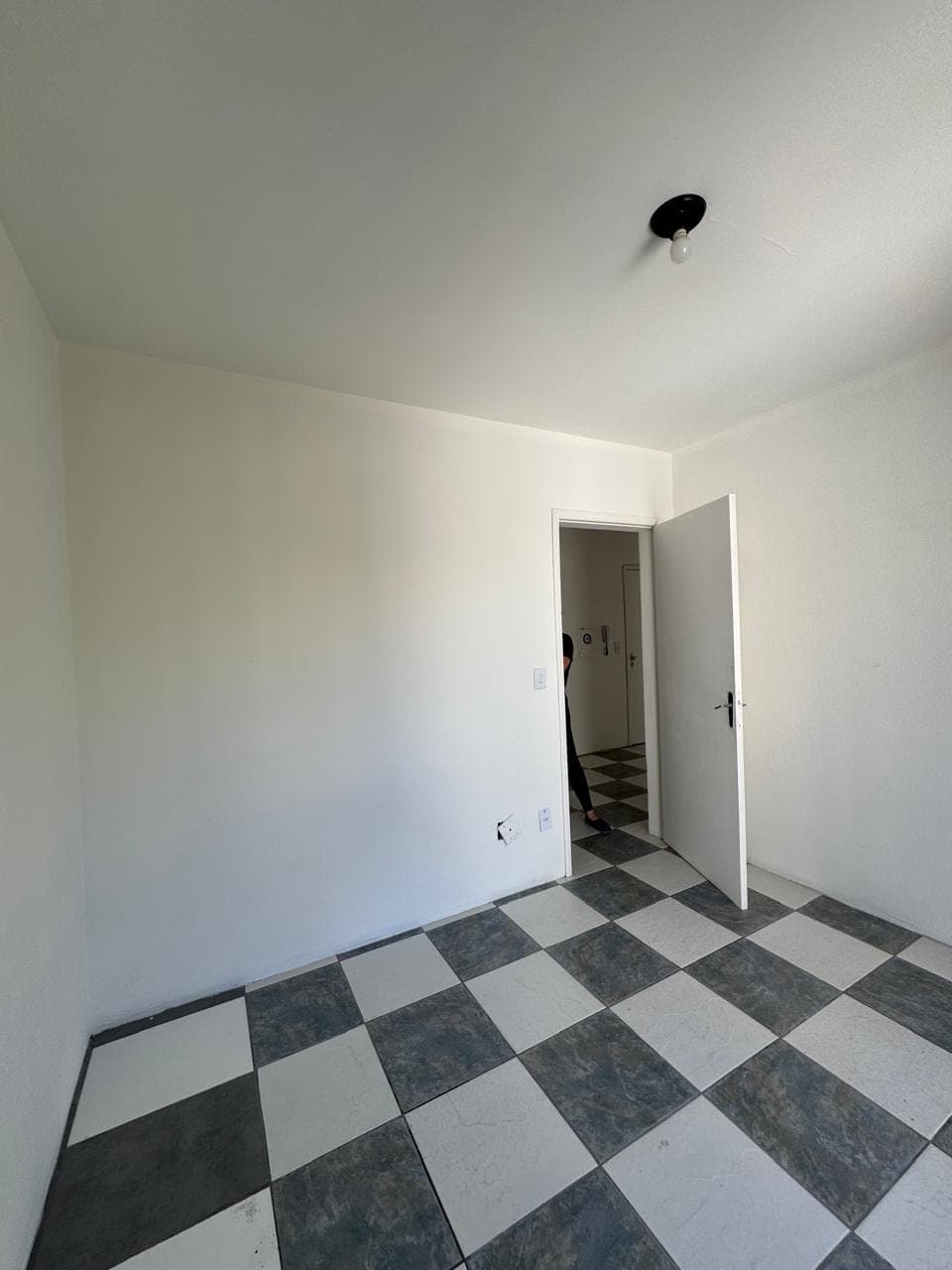 Quarto antes da reforma, com piso xadrez antigo