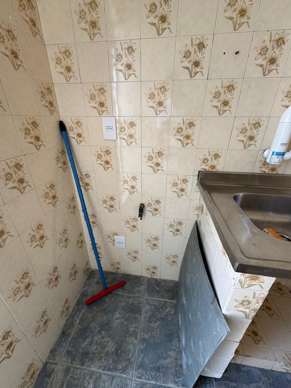Cozinha antes da reforma, com azulejo antigo