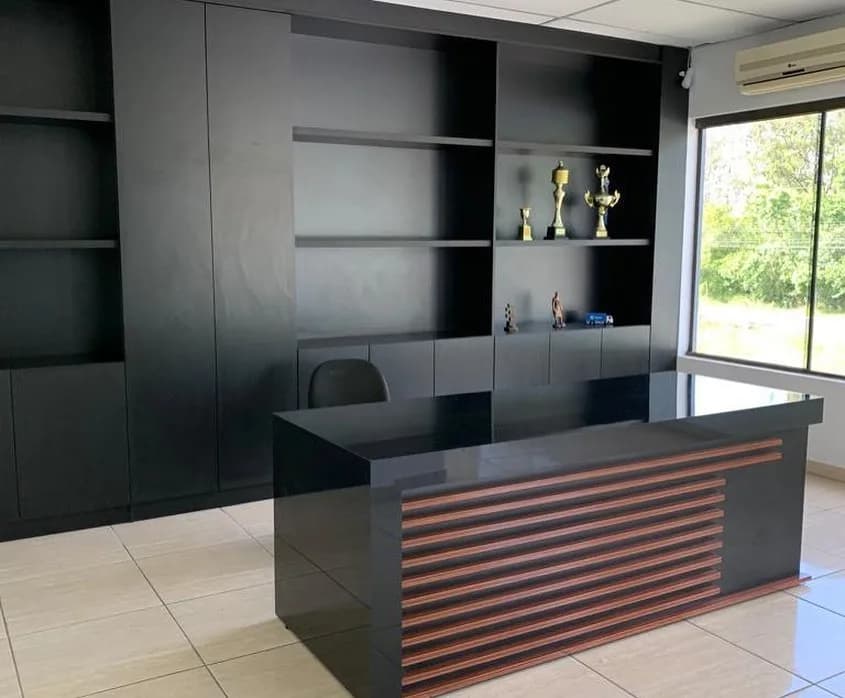 Painel planejado com nichos executado pela J Andrade